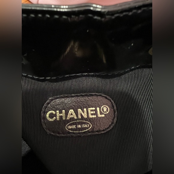 ✨Authentic Chanel Vintage Drawstring CC Bucket Patent Leather Bag✨ - Picture 6 of 16